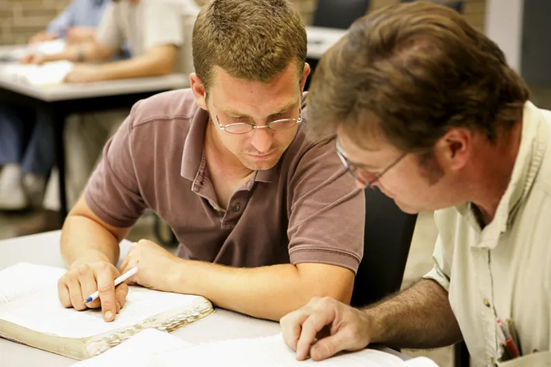 content-erwachsenenbildung Zwei Männer lernen in einen Kurs der Erwachsenenbildung und entwickeln ihr Fachwissen weiter. Für neue Chancen auf dem Arbeitsmarkt und in der Gesellschaft.