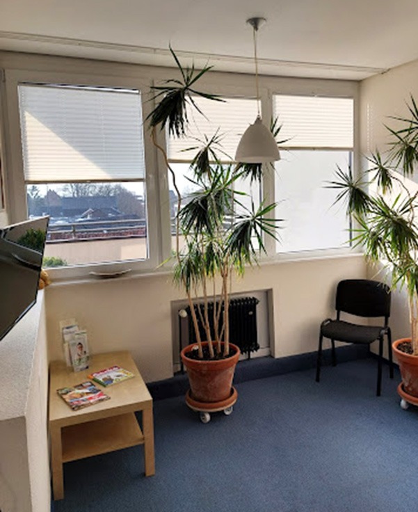 heller Lernbereich mit Blick auf Dachterrasse Schulfit in Leer