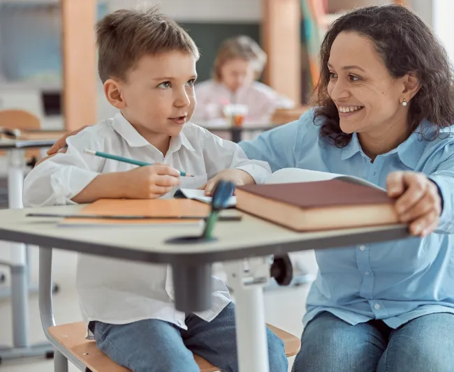 Freundliche Lehrkraft mit Grundschüler
